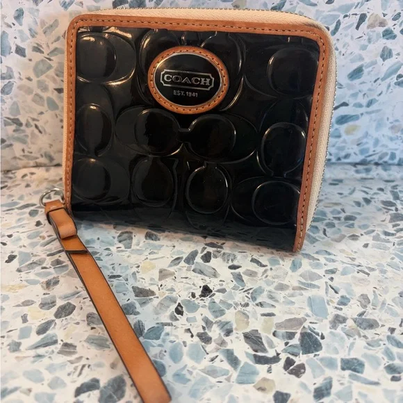 Coach Peyton Patent Leather Zip Wallet Black Embossed Monogram - Picture 2 of 5